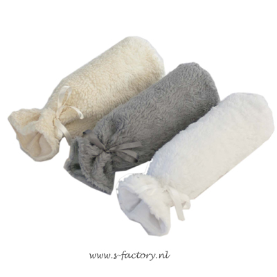 Kruikzakken 'Teddy' van Cottonbaby in wit, grijs en roomwit.